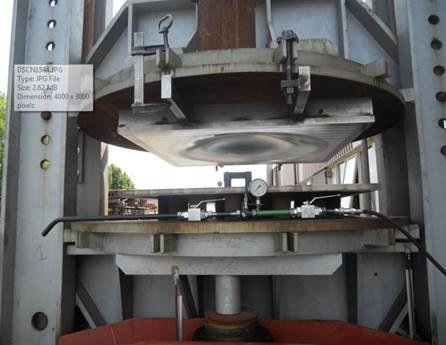 Hydroforming equipment applying pressure to a panel