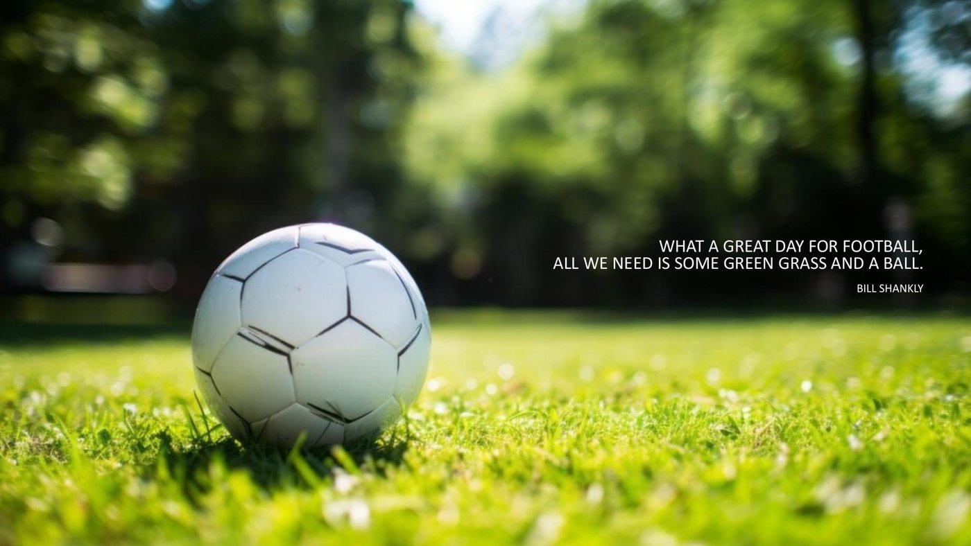 Uma bola de futebol sobre relva verde