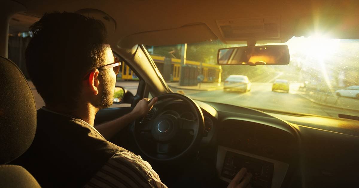 Everyone has met it. The evening sun and the headlights that arrive from nowhere are the examples Li uses, because glare is continuous, unlike a glint, which is a momentary flash.