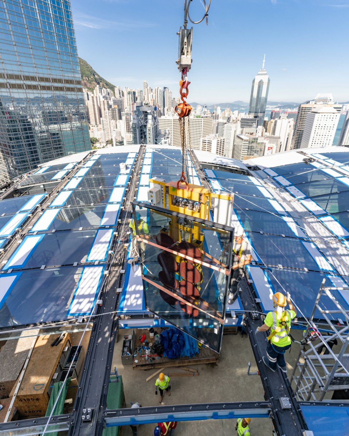 Unitised, as the only route to water tightness. Over 4,000 panels, among them more than a thousand distinct types, which is why physical moulds were abandoned.