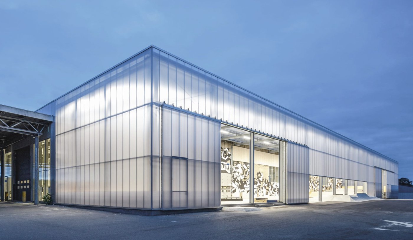 Edificio con involucro traslucido illuminato