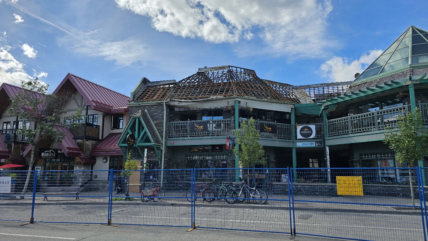 A covenant for cedar shake. Jasper required shake roofs for years. There is a cedar shake roof and there is a metal roof, and nothing more needs saying.