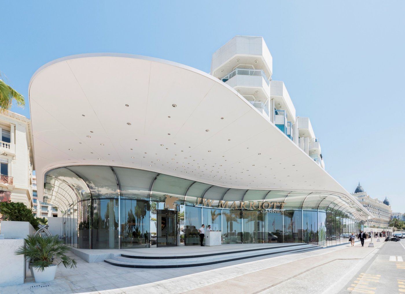 Ingresso vetrato del JW Marriott a Cannes