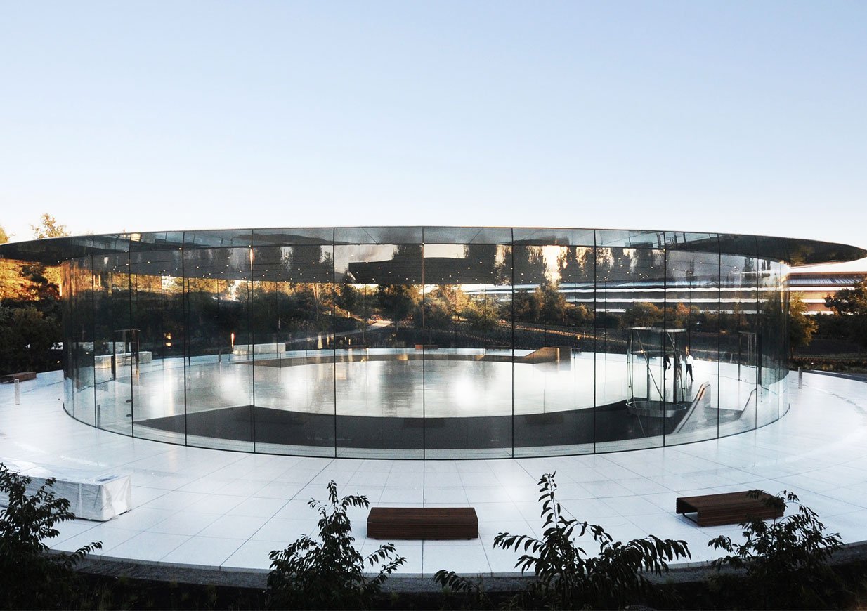 Interior em cúpula do Steve Jobs Theater