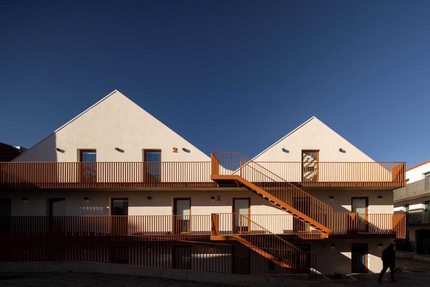 Edifício requalificado com estrutura em madeira