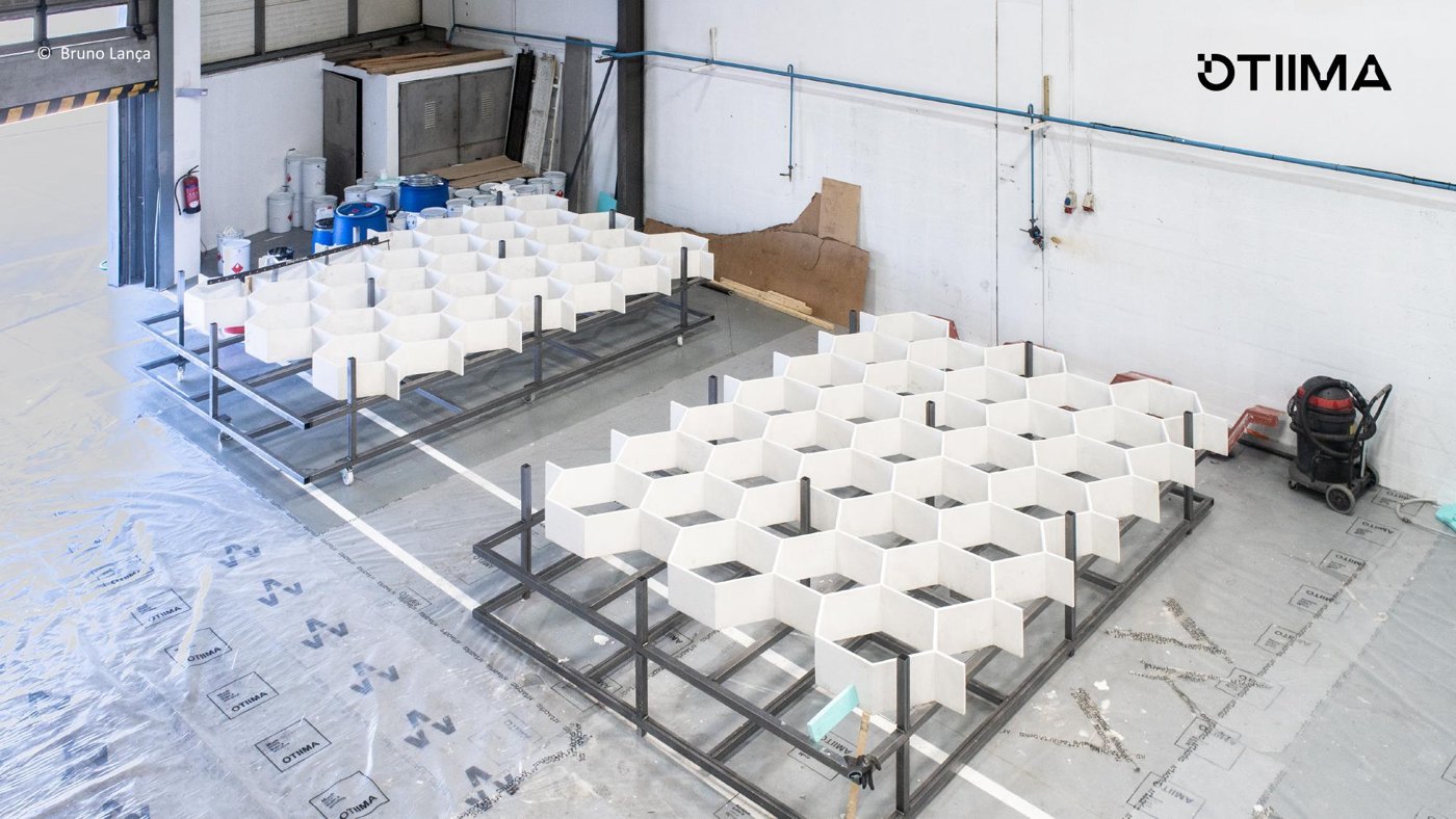 Painéis hexagonais em produção na fábrica