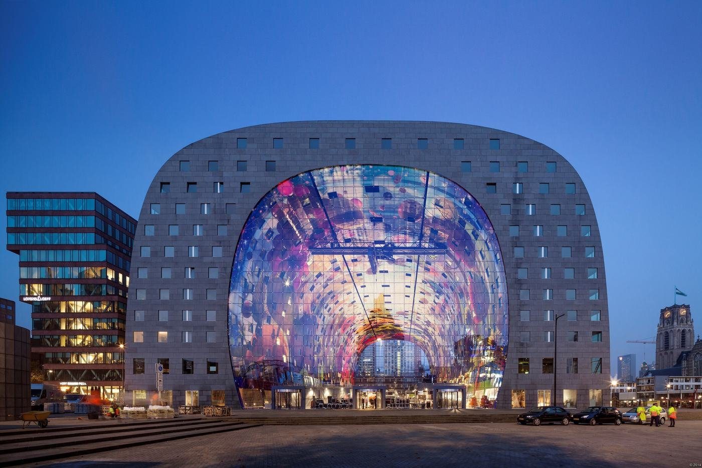 Glazing as urban display