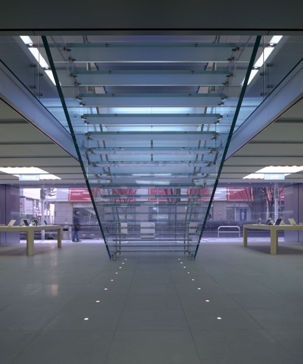 Floor and roof at once. Novozhilov showed structures where the glass is simultaneously the floor and the roof, which he said is not possible without this technology.