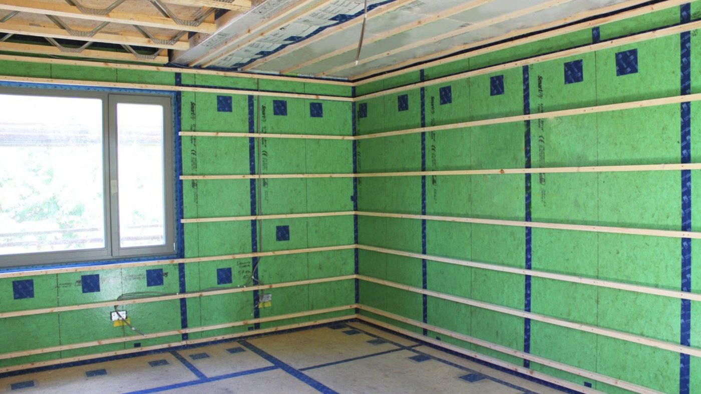 Facade wall build-up with membrane and insulation