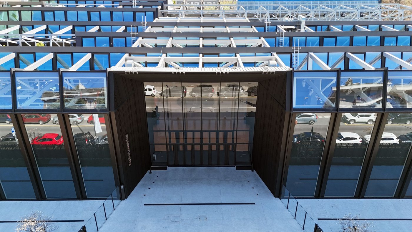 Facciata e struttura della Luxottica Digital Factory a Milano