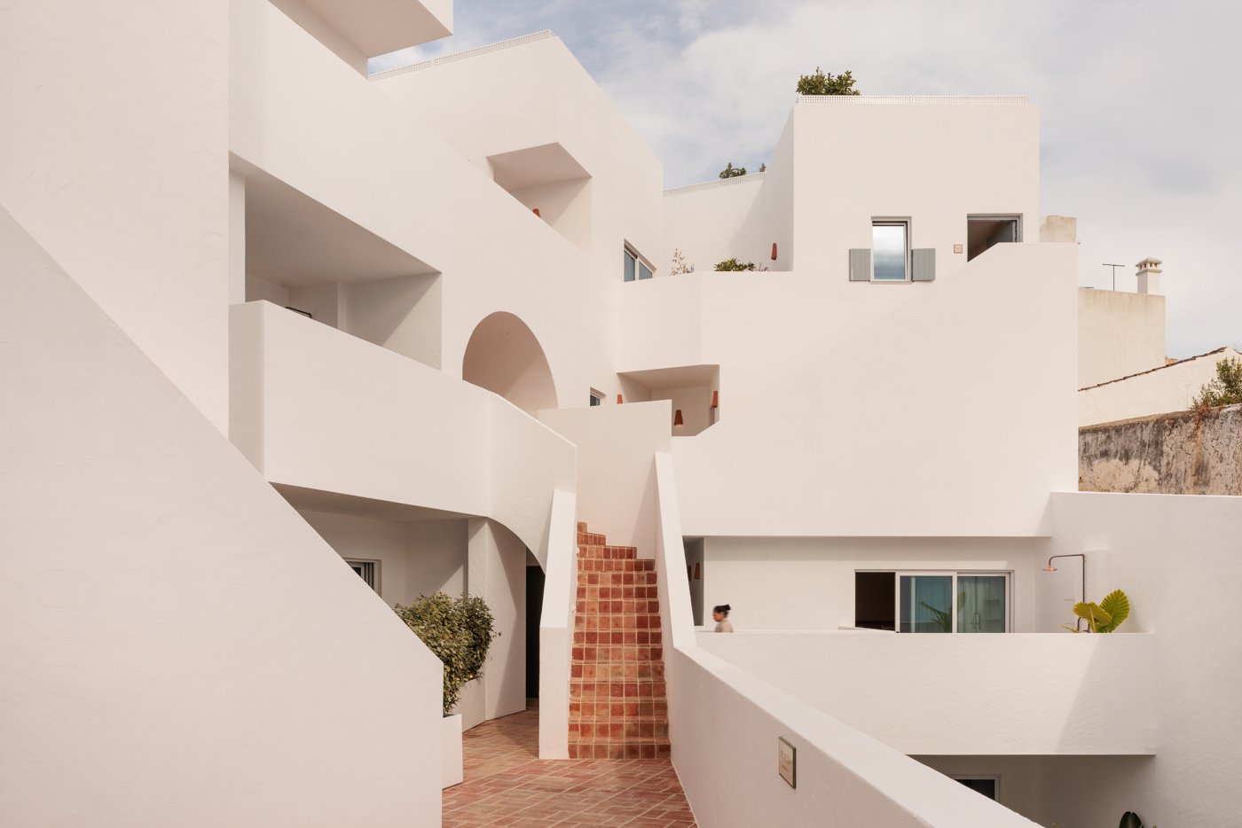 Edifício de arquitetura branca escultórica