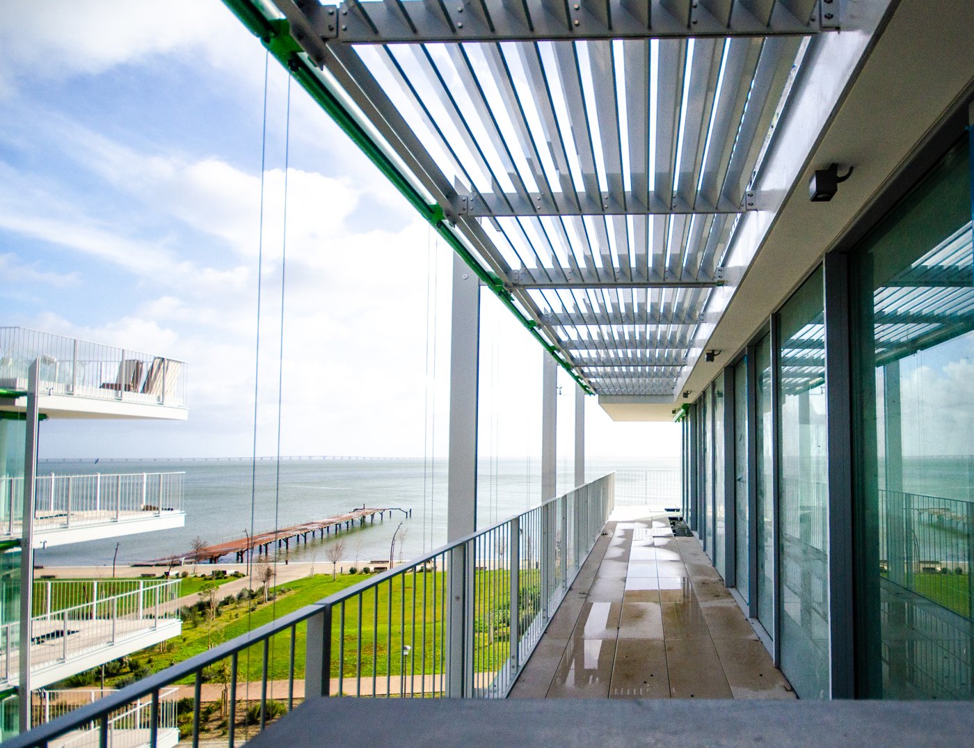 Terraço com brise-soleil e vista sobre o rio
