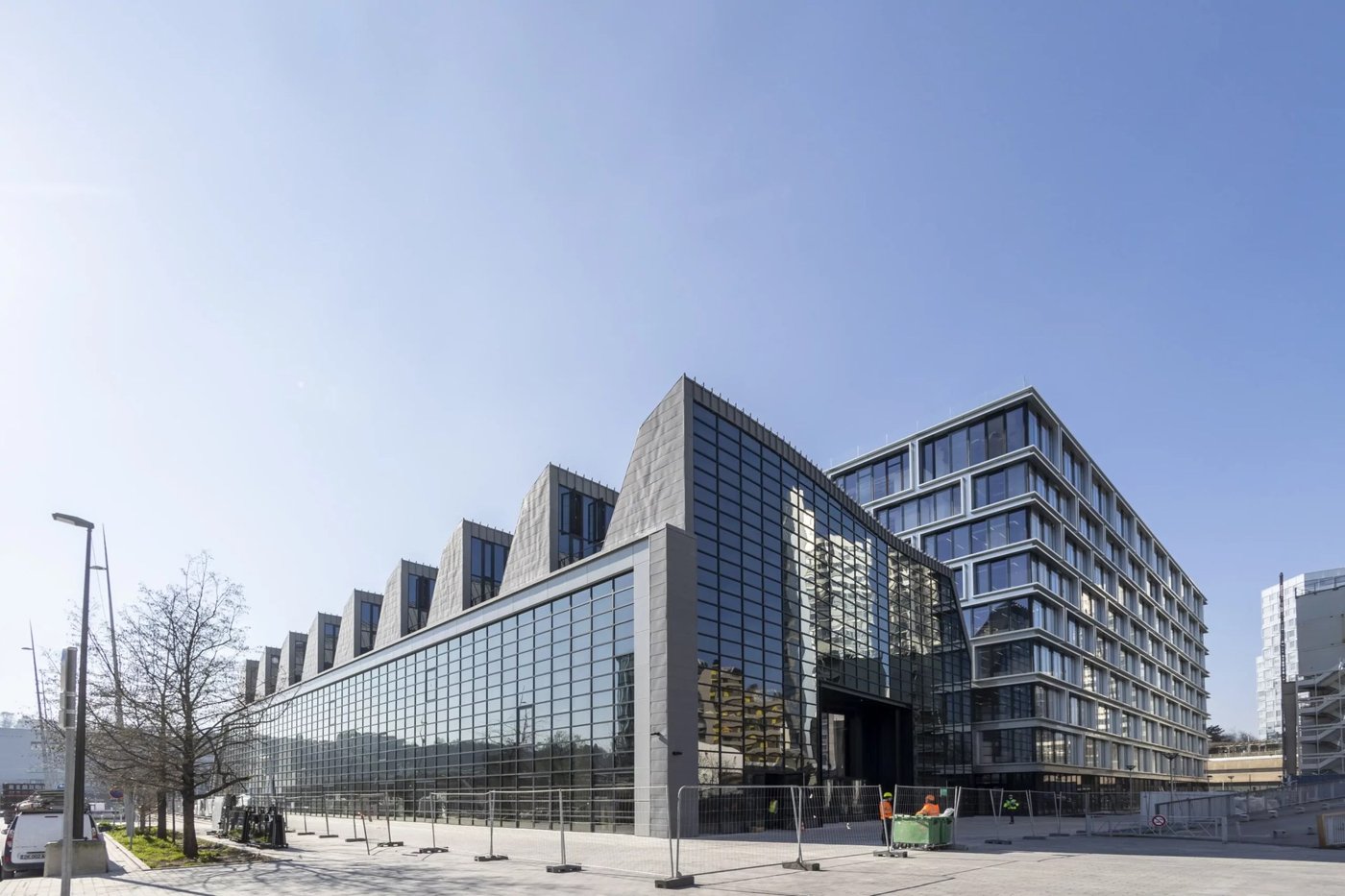 Edificio trasformato attraverso il mantenimento e la nuova pelle