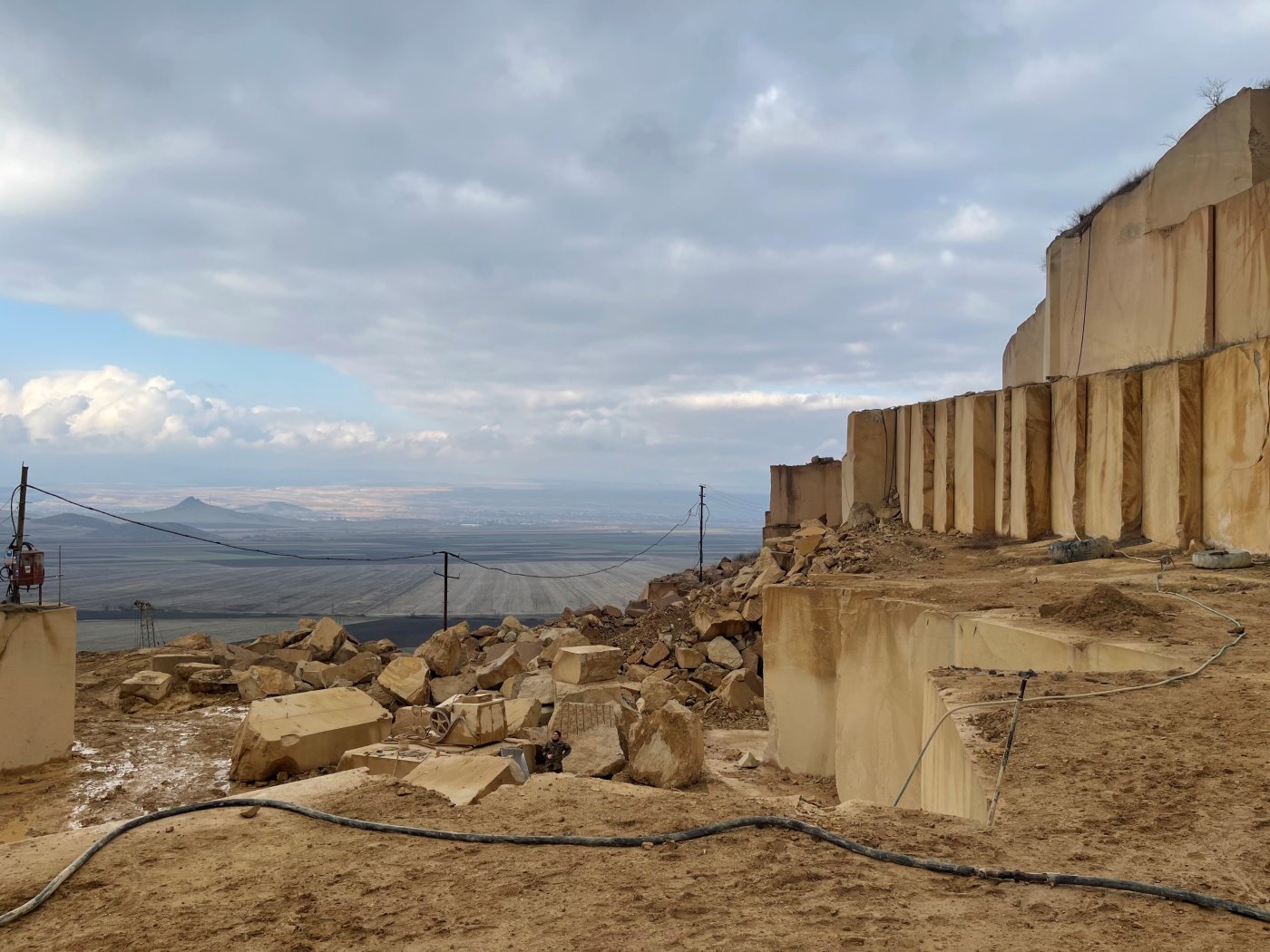 What the quarry does not process. Guichard was struck by the amount of unused leftover material lying at the quarry, and proposed collecting it rather than cutting new stone.