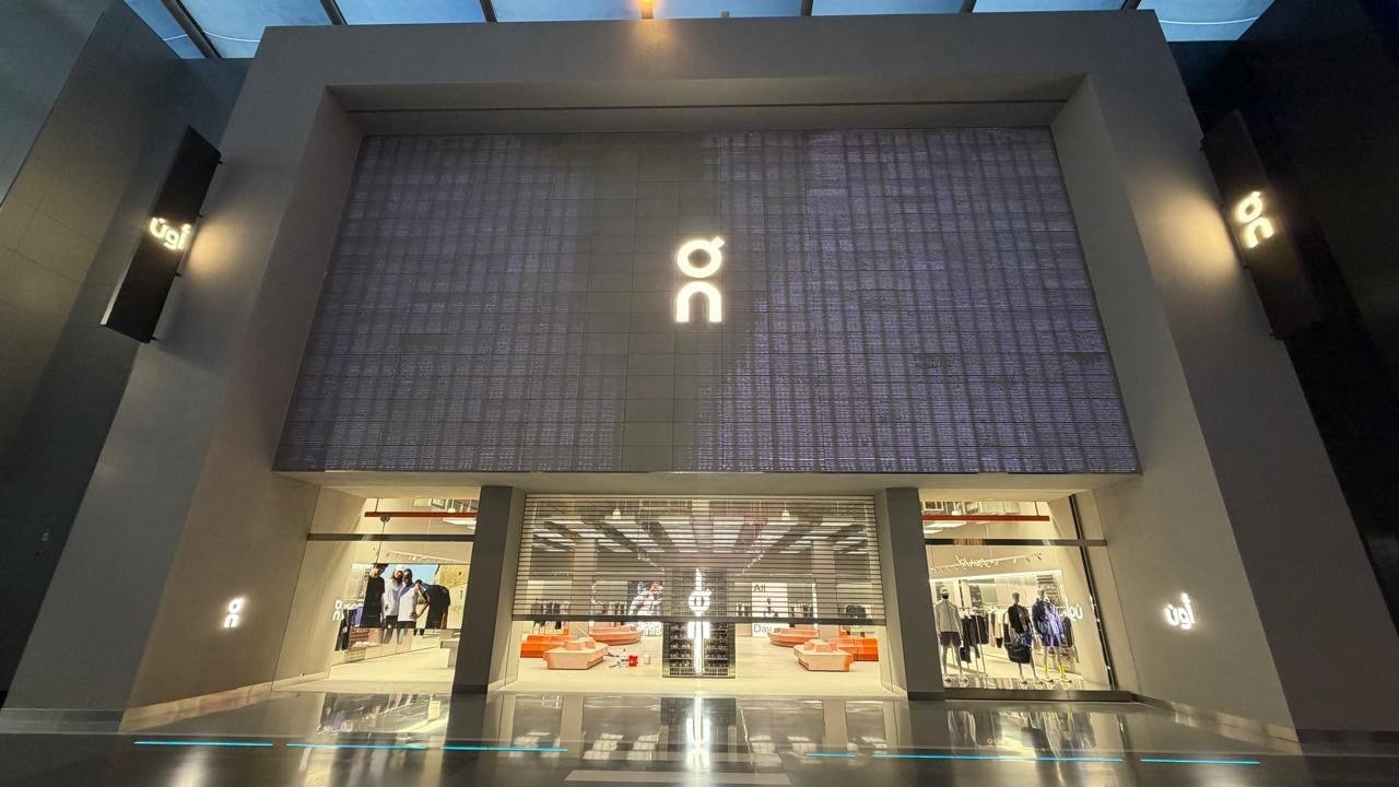Avenue Mall light-transmitting concrete media façade