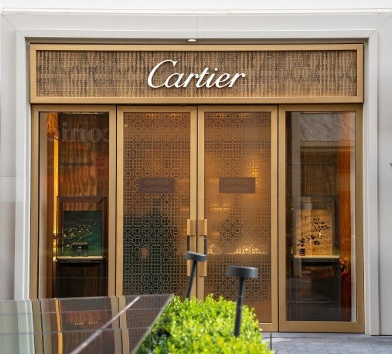 Cartier mağazasında metal cephe detayı