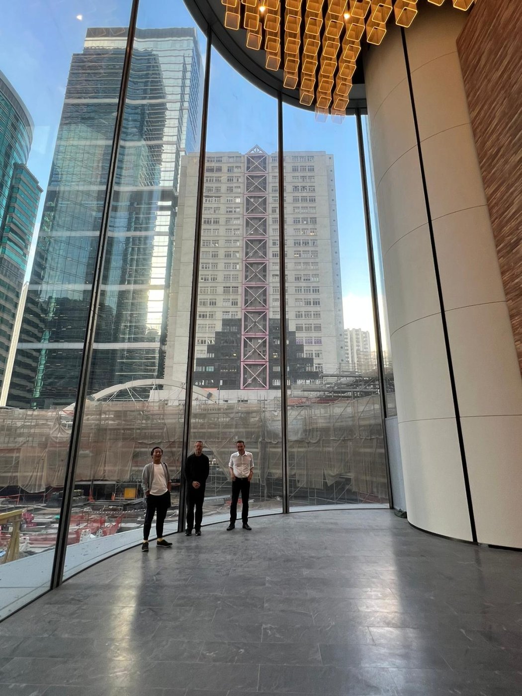 Fifteen metres, no mullion. Out-of-plane support comes from pre-tensioned rods concealed in the joints, with 235 millimetres of movement accepted.