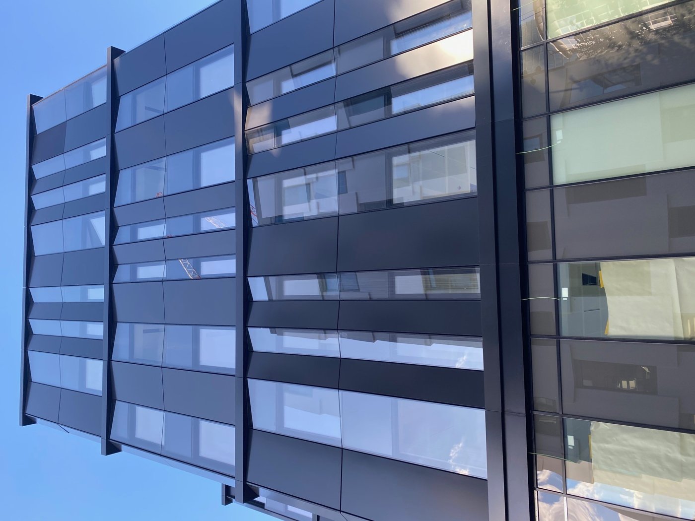 La protección solar trabaja con la ventana