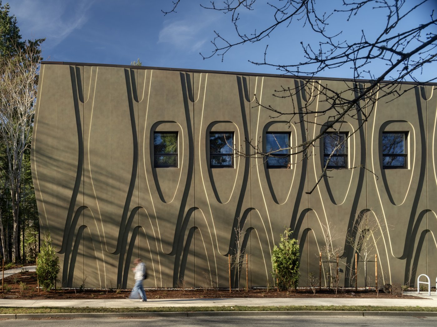 Paddle-shaped pre-cast façade